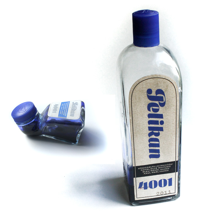 Pelikan &bdquo;Knickflasche&ldquo; WVZ 578 Entwurfsjahr 1938 und 1 Liter Tintenflasche.
